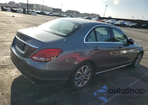 2017 Mercedes-Benz C 300 z USA, uszkodzony, nr VIN 55SWF4JB3HU190792